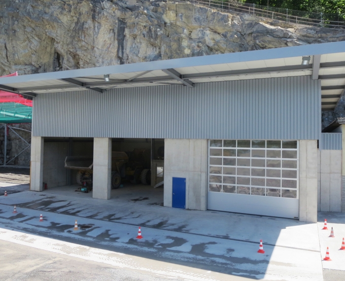 Holcim Werk Kehrsiten, Werkstatthalle mit Tankstelle